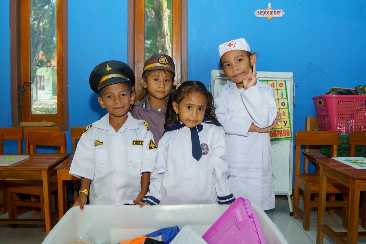 Anak belajar melalui permainan edukatif